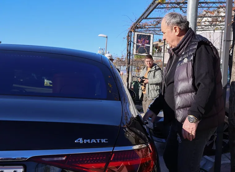 Keruma pred zatvorom čekao Mercedes, njegov govor postao hit: 'Pozdravljam Srbina, Turčina...'