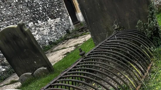 Znate li za&scaron;to su na grobove postavljali željezne kaveze? Odgovor je morbidan