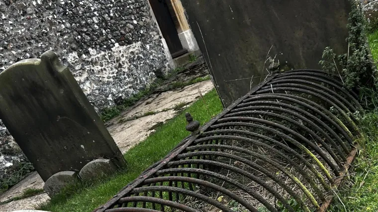 Znate li za&scaron;to su na grobove postavljali željezne kaveze? Odgovor je morbidan