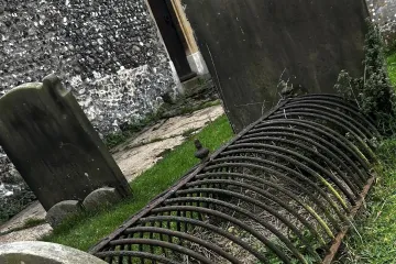 Znate li za&scaron;to su na grobove postavljali željezne kaveze? Odgovor je morbidan