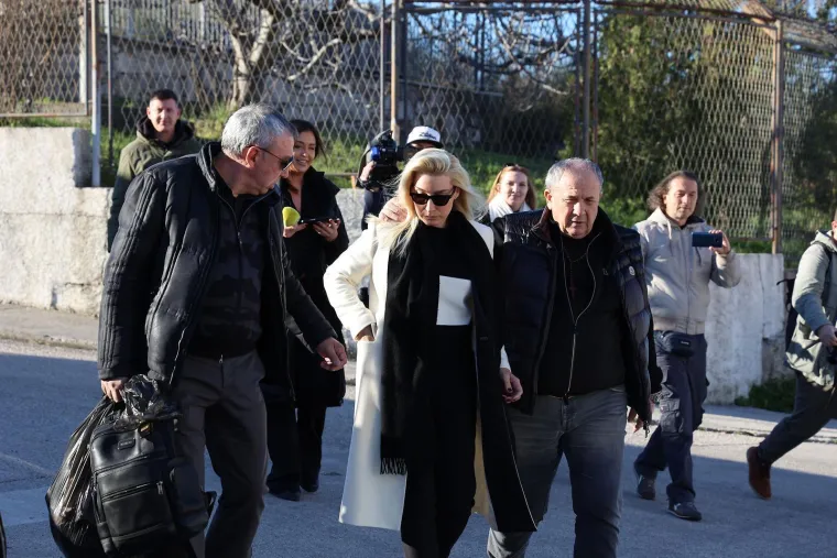 Dala mu pusu, ali izraz lica sve je rekao: Dotjerana Fani dočekala Keruma ispred zatvora