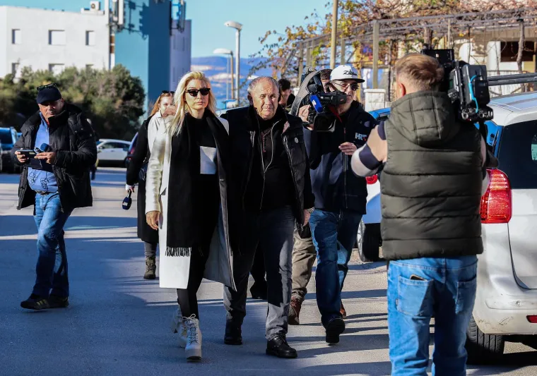 Dala mu pusu, ali izraz lica sve je rekao: Dotjerana Fani dočekala Keruma ispred zatvora