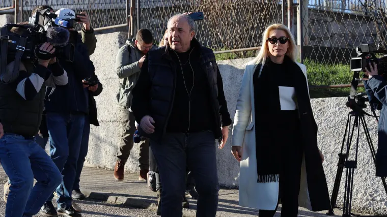 Dala mu pusu, ali izraz lica sve je rekao: Dotjerana Fani dočekala Keruma ispred zatvora