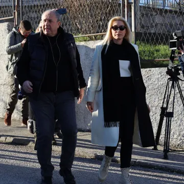 Dala mu pusu, ali izraz lica sve je rekao: Dotjerana Fani dočekala Keruma ispred zatvora