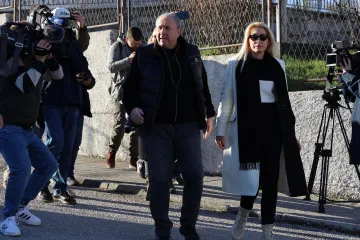 Dala mu pusu, ali izraz lica sve je rekao: Dotjerana Fani dočekala Keruma ispred zatvora