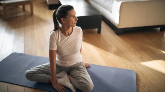 Pet jednostavnih, ali učinkovitih vježbi za borbu protiv nadutosti nakon blagdana