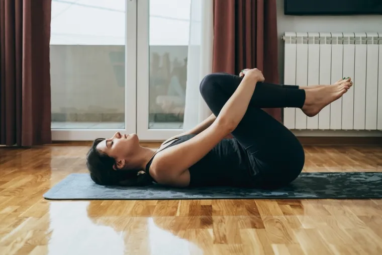 Pet jednostavnih, ali učinkovitih vježbi za borbu protiv nadutosti nakon blagdana