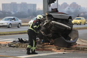 Auto smrskan do neprepoznatljivosti, dijelovi razasuti po cesti: Horor prizori u Velikoj Gorici