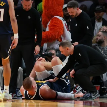 Pogledajte trenutak koji je &scaron;okirao Srbiju i NBA: Jokić se ozlijedio na potpuno bizaran način