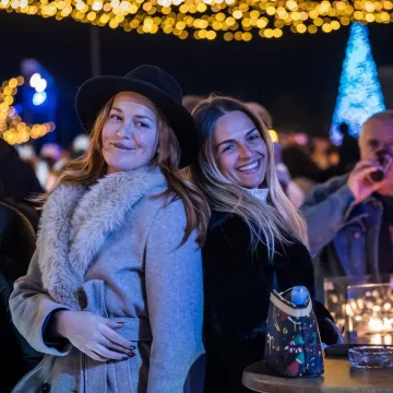 &Scaron;e&scaron;irom i osmijehom osvojile Prokurative: Dvije Splićanke ukrale show na nastupu Marka Kutlića