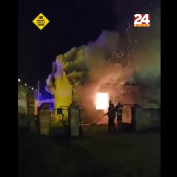 Požar kod Osijeka: Obiteljska kuća gorjela satima, tri prostorije uni&scaron;tene, jedna osoba ozlijeđena