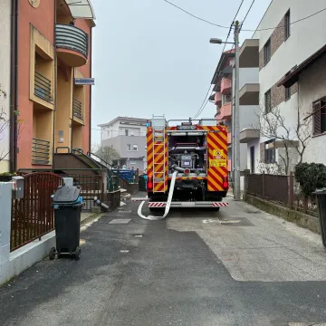 Buktinja digla sve službe na noge, mu&scaron;karac s te&scaron;kim opeklinama odvezen u bolnicu