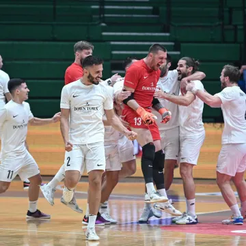 Ekipa predvođena torcida&scaron;ima osvojila Kutiju &scaron;ibica, trofej usred Zagreba podigli u posebnim majicama