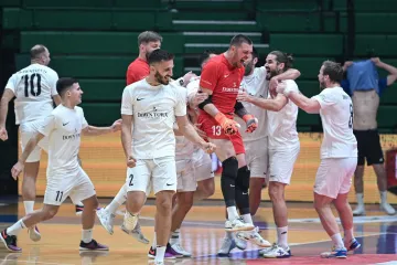 Ekipa predvođena torcida&scaron;ima osvojila Kutiju &scaron;ibica, trofej usred Zagreba podigli u posebnim majicama