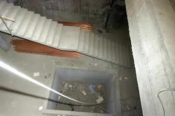 Igrali se u napuštenom objektu u Primoštenu, jedno dijete palo u okno lifta - teško je ozlijeđeno