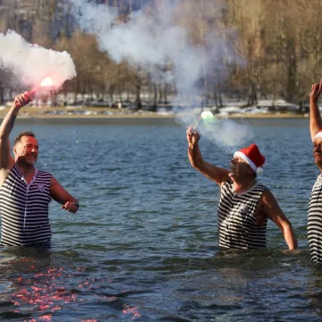 Opatijski Kukali nazdravili Novoj godini u jezeru Bajer: Ni led na povr&scaron;ini ih nije omeo