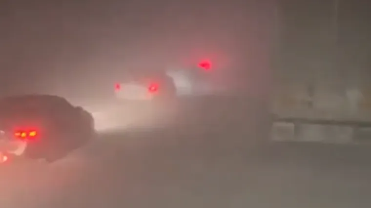 Snijeg ih je paralizirao: Ljudi zarobljeni u kolonama od 20 km, stižu snimke