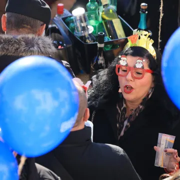 Ovako slavi Samobor: Građani dočekali Novu godinu u podne, a evo kako se pjevalo i plesalo