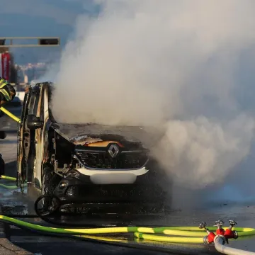 Vatrena drama na Staru godinu! Kombi gorio kao baklja, zagrebački vatrogasci gasili ga pjenom