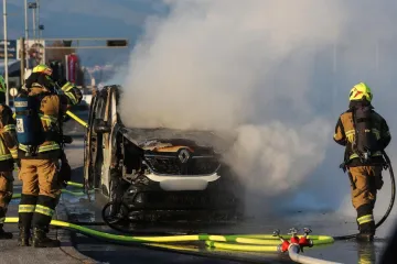 Vatrena drama na Staru godinu! Kombi gorio kao baklja, zagrebački vatrogasci gasili ga pjenom