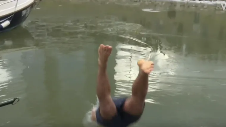 Osječani Staru godinu otpratili skakanjem u hladnu Dravu: Posebno dočekali i australsku Novu