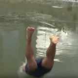 Osječani Staru godinu otpratili skakanjem u hladnu Dravu: Posebno dočekali i australsku Novu