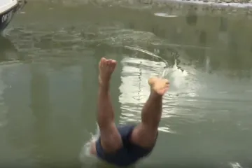 Osječani Staru godinu otpratili skakanjem u hladnu Dravu: Posebno dočekali i australsku Novu