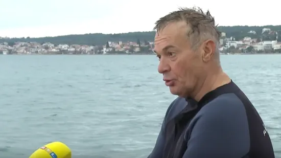 Dok se drugi griju, on pliva na 13 stupnjeva: 61-godi&scaron;njak ru&scaron;i rekorde i prkosi hladnoći