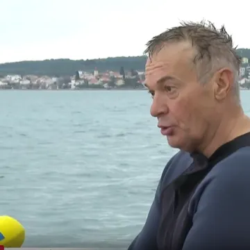 Dok se drugi griju, on pliva na 13 stupnjeva: 61-godi&scaron;njak ru&scaron;i rekorde i prkosi hladnoći