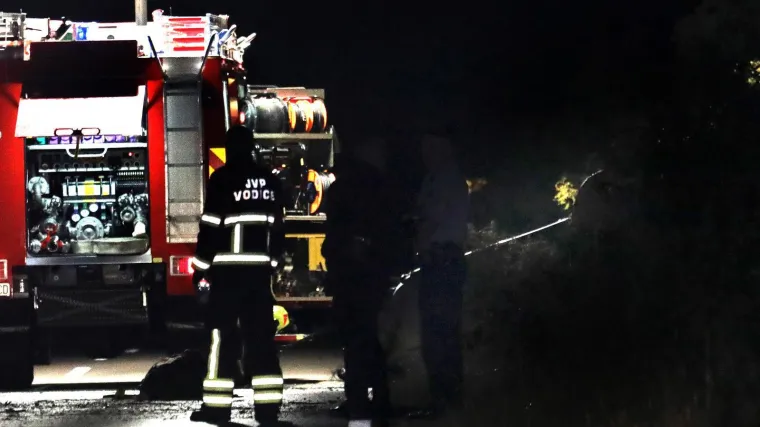 Frontalni sudar kod Drni&scaron;a, mladi vozač umro na mjestu: Žena te&scaron;ko ozlijeđena