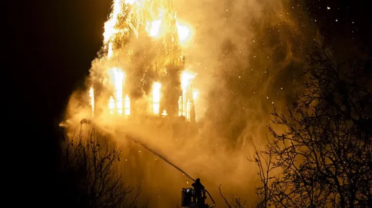 Poludjeli zbog zabrane pirotehnike: Crkva spaljena, dvoje poginulih, napadi na policiju i vatrogasce