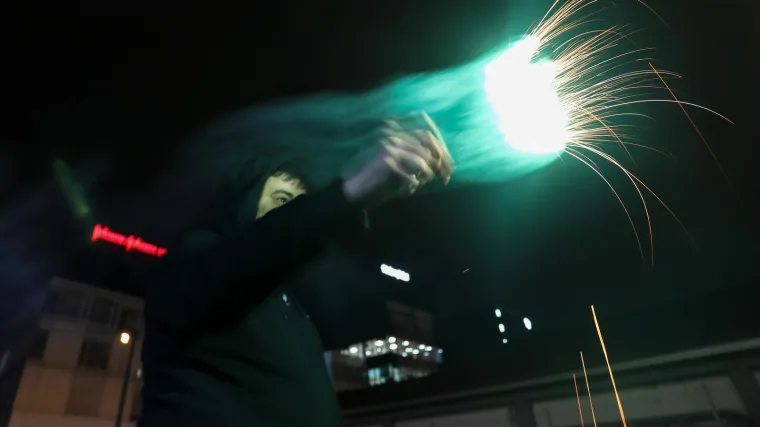 Koji 'frajer': Žena mu prigovorila zbog bacanja petardi, a on ju onda &scaron;akom udario u glavu