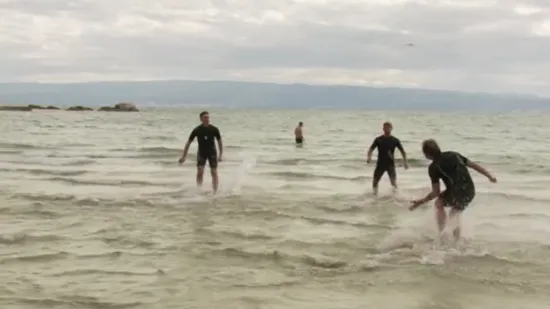 Najhrabriji Novu pozdravili piciginom u plićaku: 'Orilo, gorilo - mi igramo!'