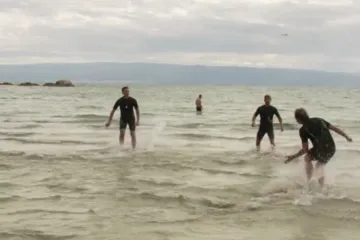 Najhrabriji Novu pozdravili piciginom u plićaku: 'Orilo, gorilo - mi igramo!'