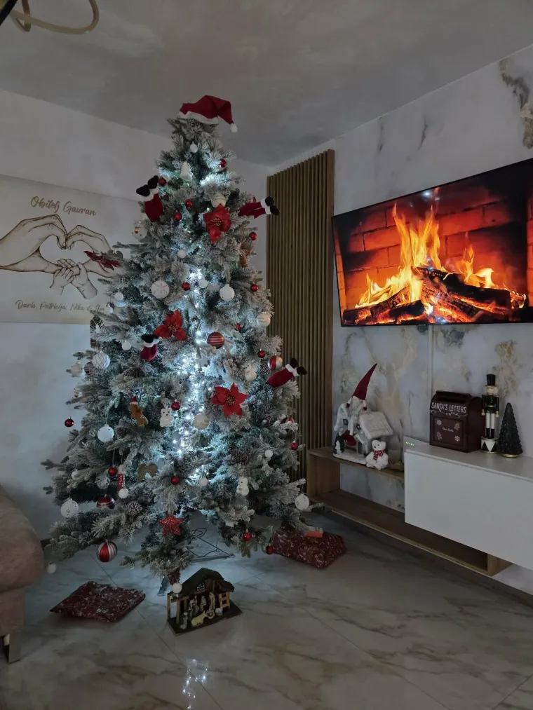 Stvarnost se prikrada, ali blagdanski ukrasi su jo&scaron; uvijek tu: 'Ovo drvce je savr&scaron;eno sretno'