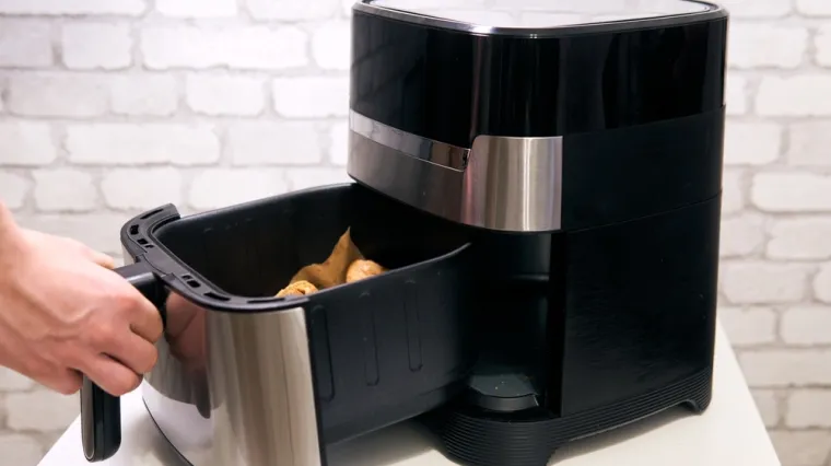 Ovaj dio friteze na vrući zrak često se zanemaruje: Lako ga je očistiti, a evo kako