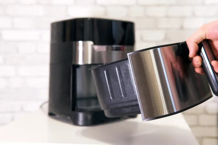 Ovaj dio friteze na vrući zrak često se zanemaruje: Lako ga je očistiti, a evo kako