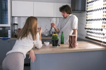 &Scaron;est znakova da se va&scaron;oj prijateljici potajno sviđa va&scaron; suprug