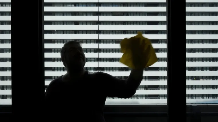 Jezivo upozorenje osvanulo im na vratima novog stana: 'Imam kamere na prozoru...'