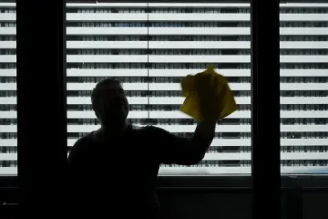 Jezivo upozorenje osvanulo im na vratima novog stana: 'Imam kamere na prozoru...'