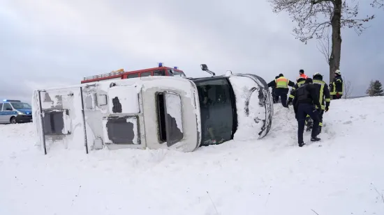Auti se zabijali u stabla, autobusi letjeli s ceste: Snježno nevrijeme izazvalo kaos