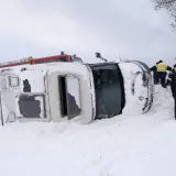 Auti se zabijali u stabla, autobusi letjeli s ceste: Snježno nevrijeme izazvalo kaos