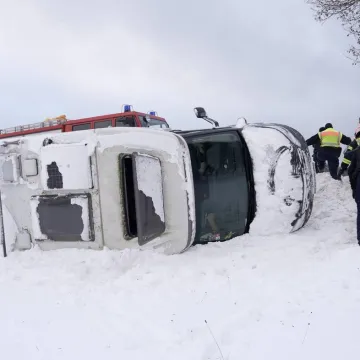 Auti se zabijali u stabla, autobusi letjeli s ceste: Snježno nevrijeme izazvalo kaos