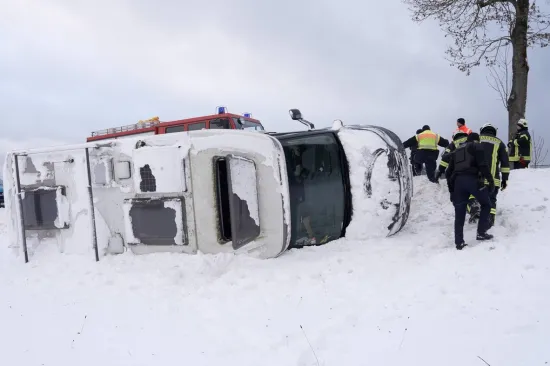 Auti se zabijali u stabla, autobusi letjeli s ceste: Snježno nevrijeme izazvalo kaos