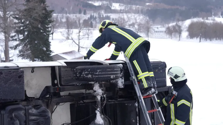Auti se zabijali u stabla, autobusi letjeli s ceste: Snježno nevrijeme izazvalo kaos