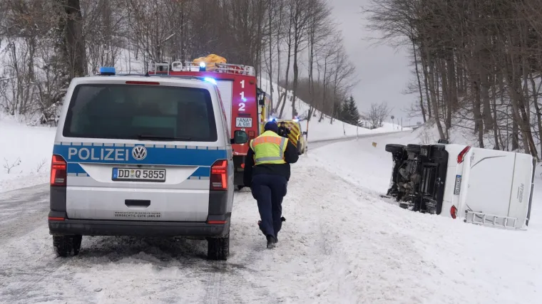 Auti se zabijali u stabla, autobusi letjeli s ceste: Snježno nevrijeme izazvalo kaos