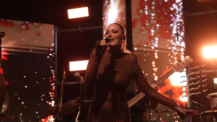 Kakav potez na koncertu: Aleksandra Prijović pri&scaron;la mužu, mreže gore zbog onog &scaron;to su učinili