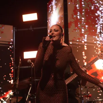 Kakav potez na koncertu: Aleksandra Prijović pri&scaron;la mužu, mreže gore zbog onog &scaron;to su učinili