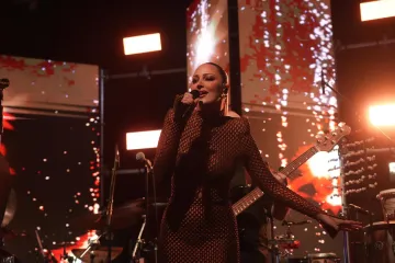 Kakav potez na koncertu: Aleksandra Prijović pri&scaron;la mužu, mreže gore zbog onog &scaron;to su učinili