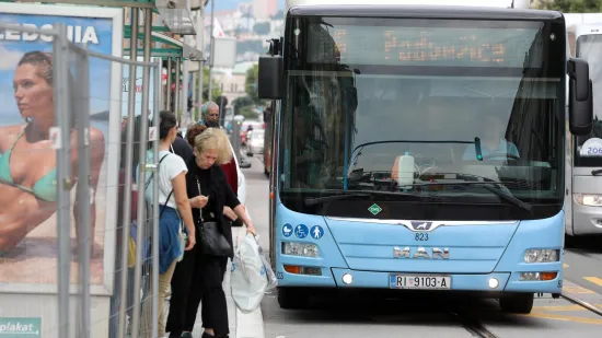 Pijan ukrao gradski autobus u Rijeci i poku&scaron;ao biti vozač: Nije mu ba&scaron; i&scaron;lo...